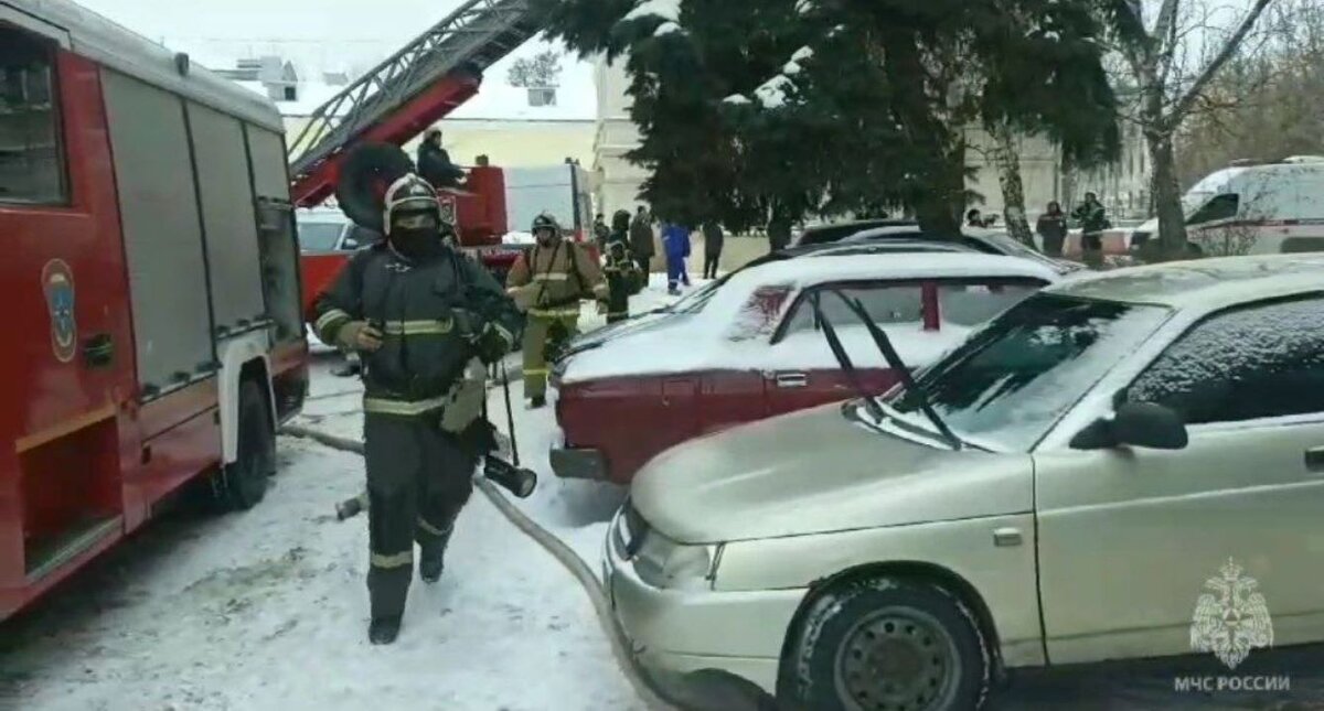    В Курске при пожаре на улице Дзержинского эвакуировали 38 человек и ещё 16 спасли