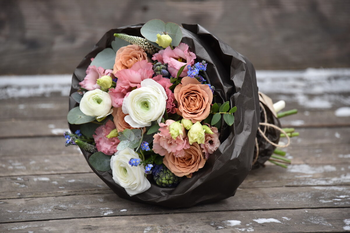 Весенний букет в крафте. Автор Катя Воробьева