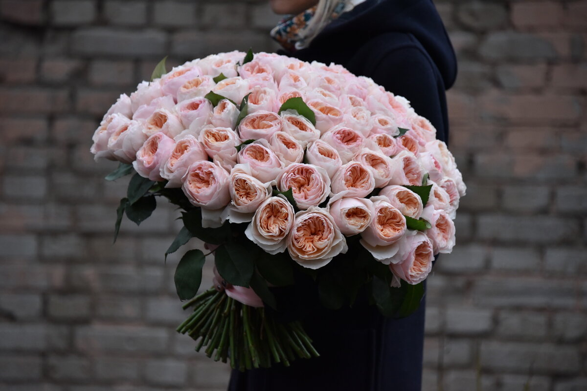 Плющ во флористике. Букет цветов на стену. Украшение интерьера искусственными цветами. Цветы в интерьере. Композиция из искусственных цветов декор.