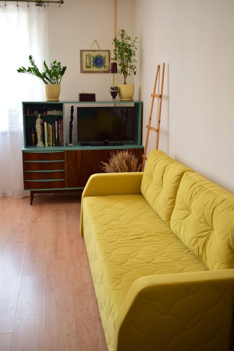 желтый диван. он всегда будет классно смотреться в зеленом интерьере