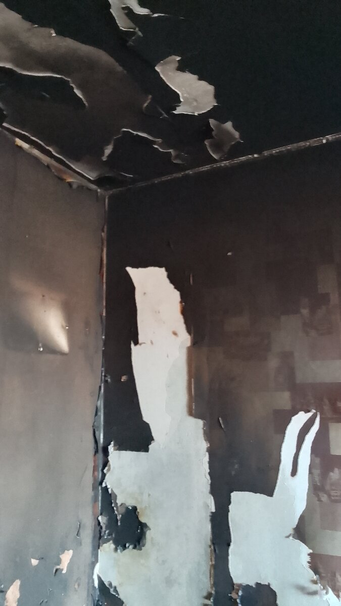 вот так выглядел угол где горел диван