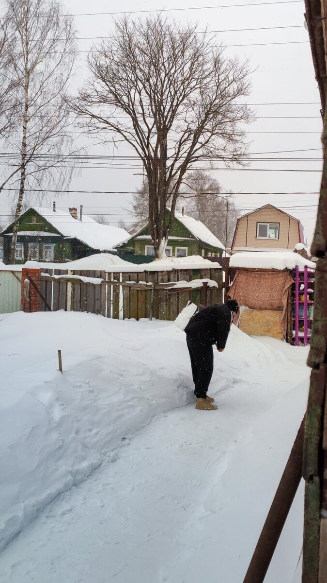 сын Алёны снег чистит 