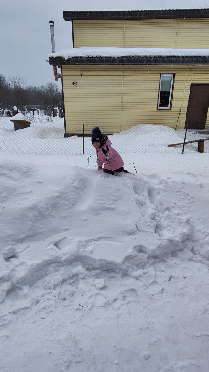 внучка исследует сугробы