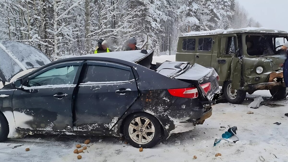     Кадрами в места аварии поделились сотрудники ГИБДД: трагедия произошла на федеральной трассе.