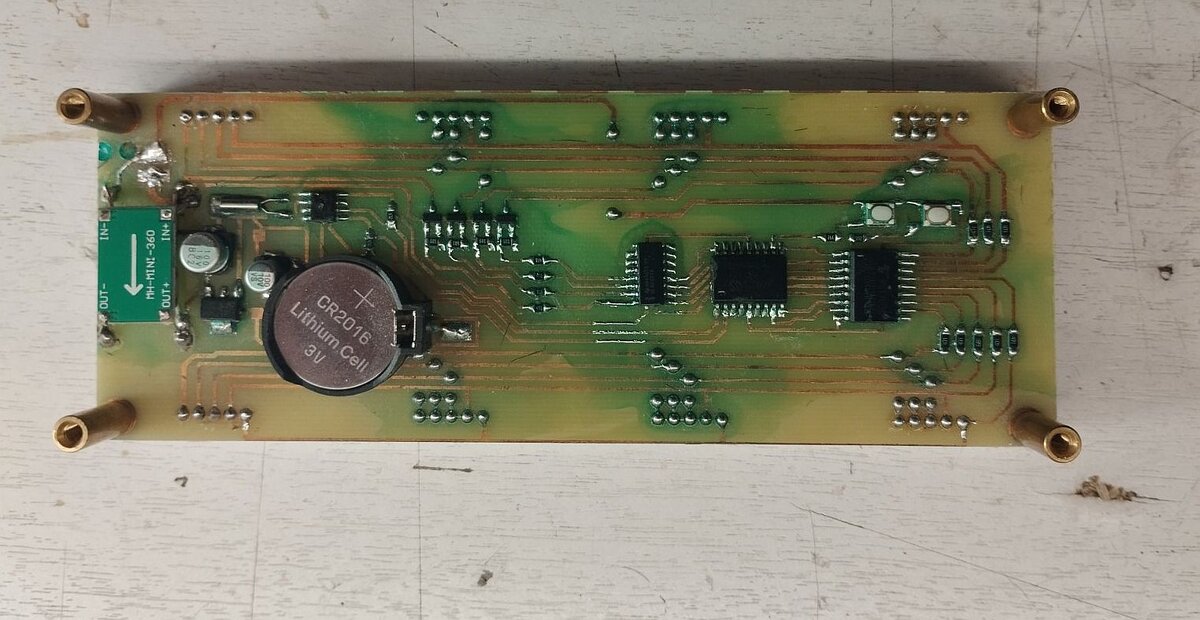 Плата с распаянными элементами. покрыл цапон лаком