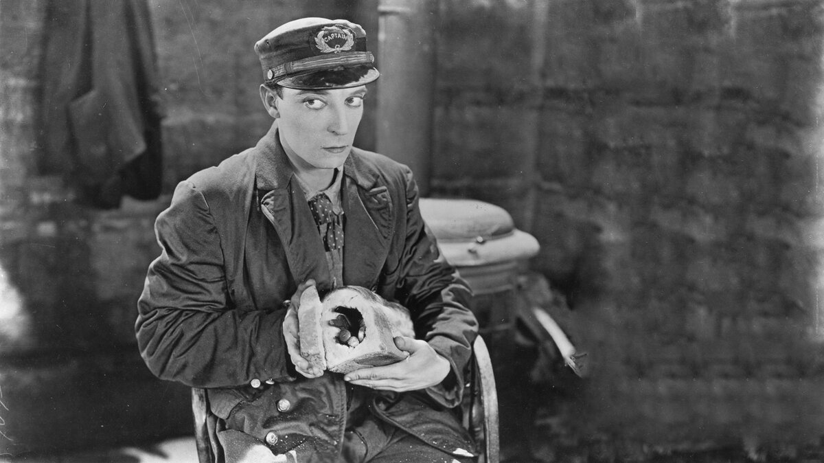 Актер Бастер Китон в собственном фильме «Пароходный Билл» (Steamboat Bill, Jr)