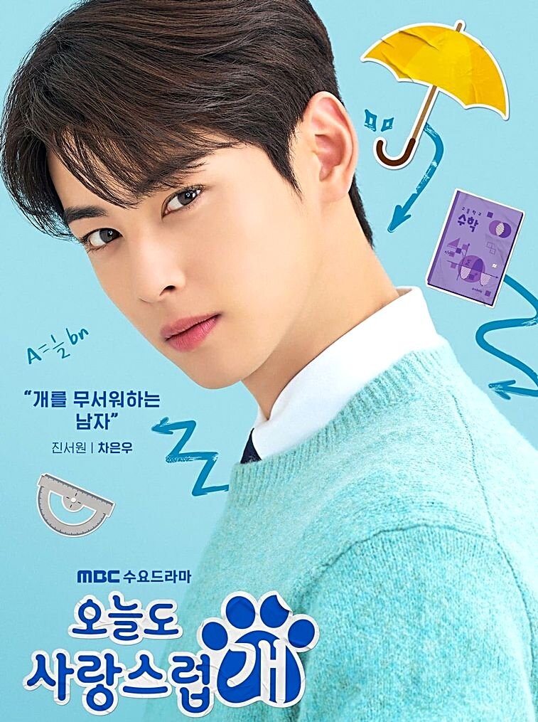 Люди и животные. Прогулка с тремя собаками. Собака на берегу моря. Отличное время чтобы стать собакой. Обнимает собаку.