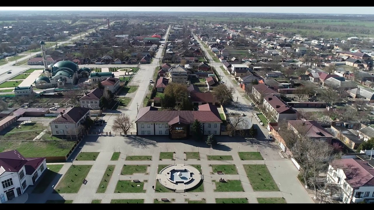 Станица Наурская - крупное селение на севере Чечни, где поныне бок о бок дружно живут терские казаки и чеченцы