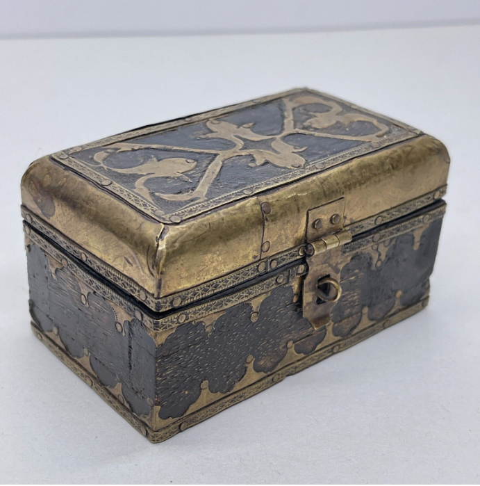 Тоже антиквариат, тоже дерево и бронза-латунь в отделке, но почувствуйте разницу между мастером-искусником в ремесле и обычным ремесленником.