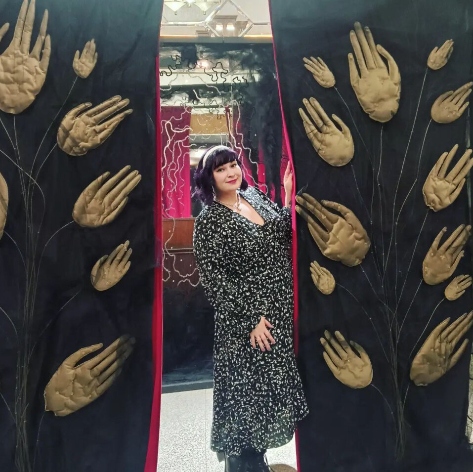 пожилая женщина рука у подбородка. деловая женщина среднего возраста. дама в шляпке. элла румпф фрейд. девушка арт.