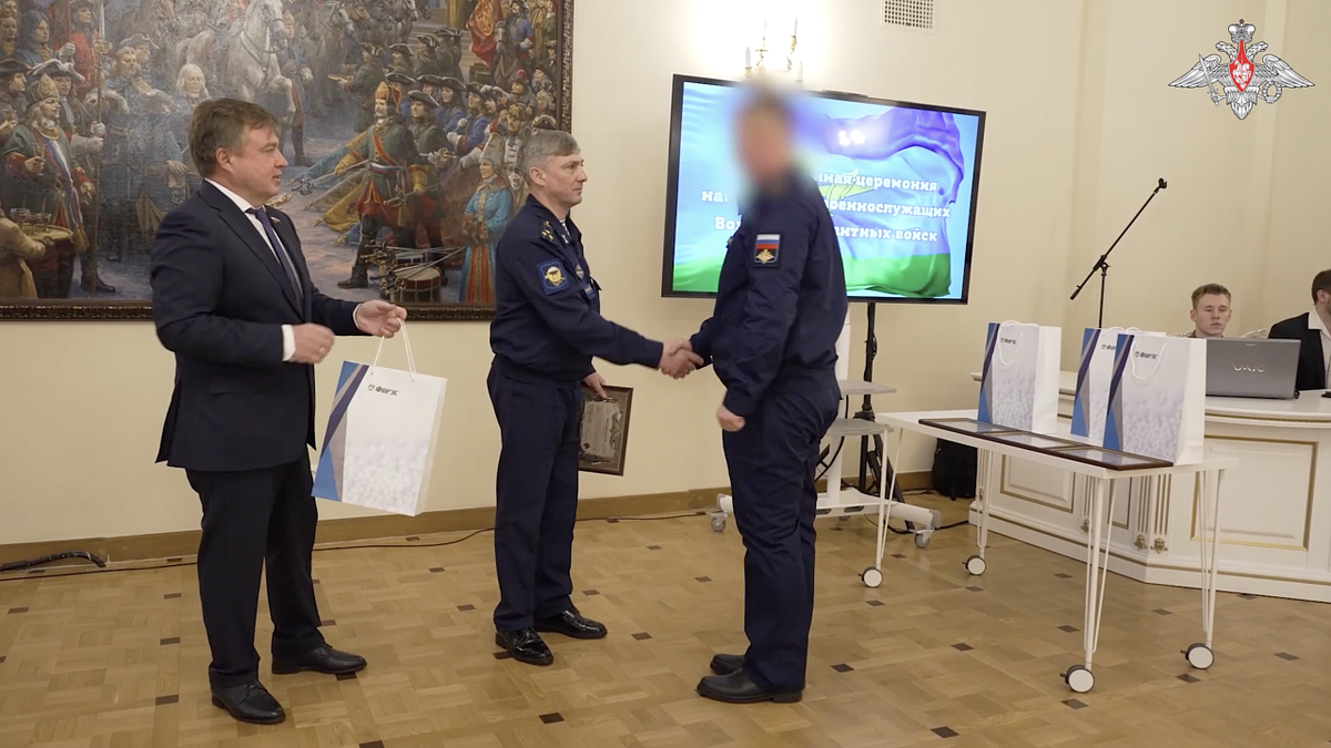    Десантникам России вручили по полмиллиона за подбитую технику производства НАТО. Фото: Минобороны РФ