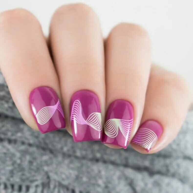 Маникюр со стемпингом. Маникюр 2024 стемпинг. Маникюр стемпинг 2022. Матовый маникюр со стемпингом. Маникюр 2024 стемпинг.