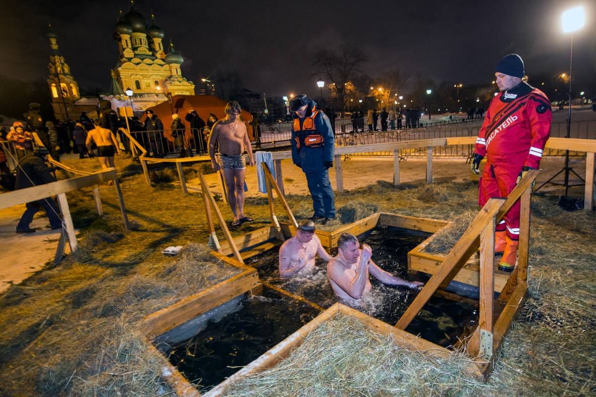 Можно ли стричься на крещение 18 января. Крещение Господне окунание Иордан. Крещение Останкино. Крещение прорубь. Купание на крещение.