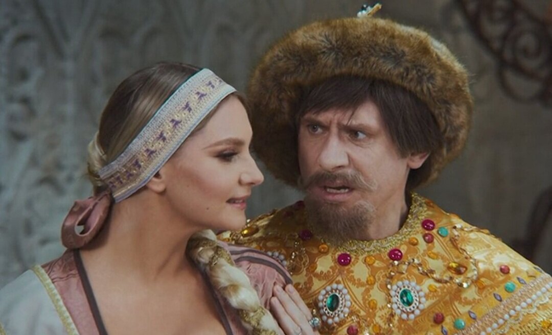 Я думаю многим пришелся по душе такой вот новомодный царь с современными взглядами и словечками. Обожаю песню в эти минуты: "Счастье вдруг в тишине постучалось в двери"💃