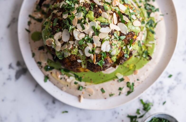 Посыпал миндалём 