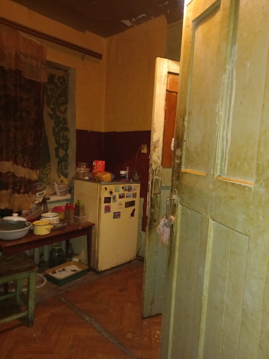 На фото кухня с холодильником соседа, их холодильник стоит в комнате.