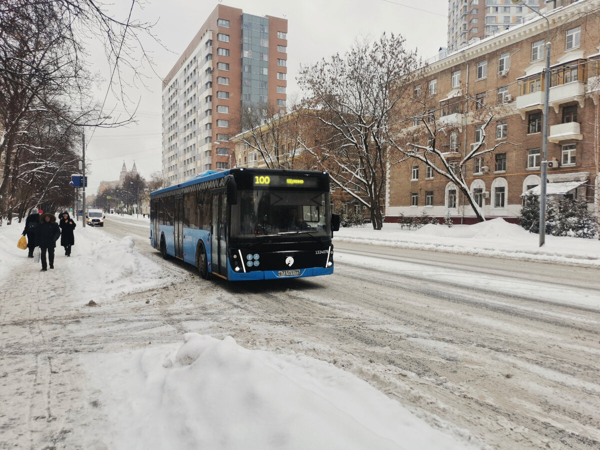 Автобус 1324078 ЛиАЗ-5292 на маршруте № 100. Улица Маршала Бирюзова.