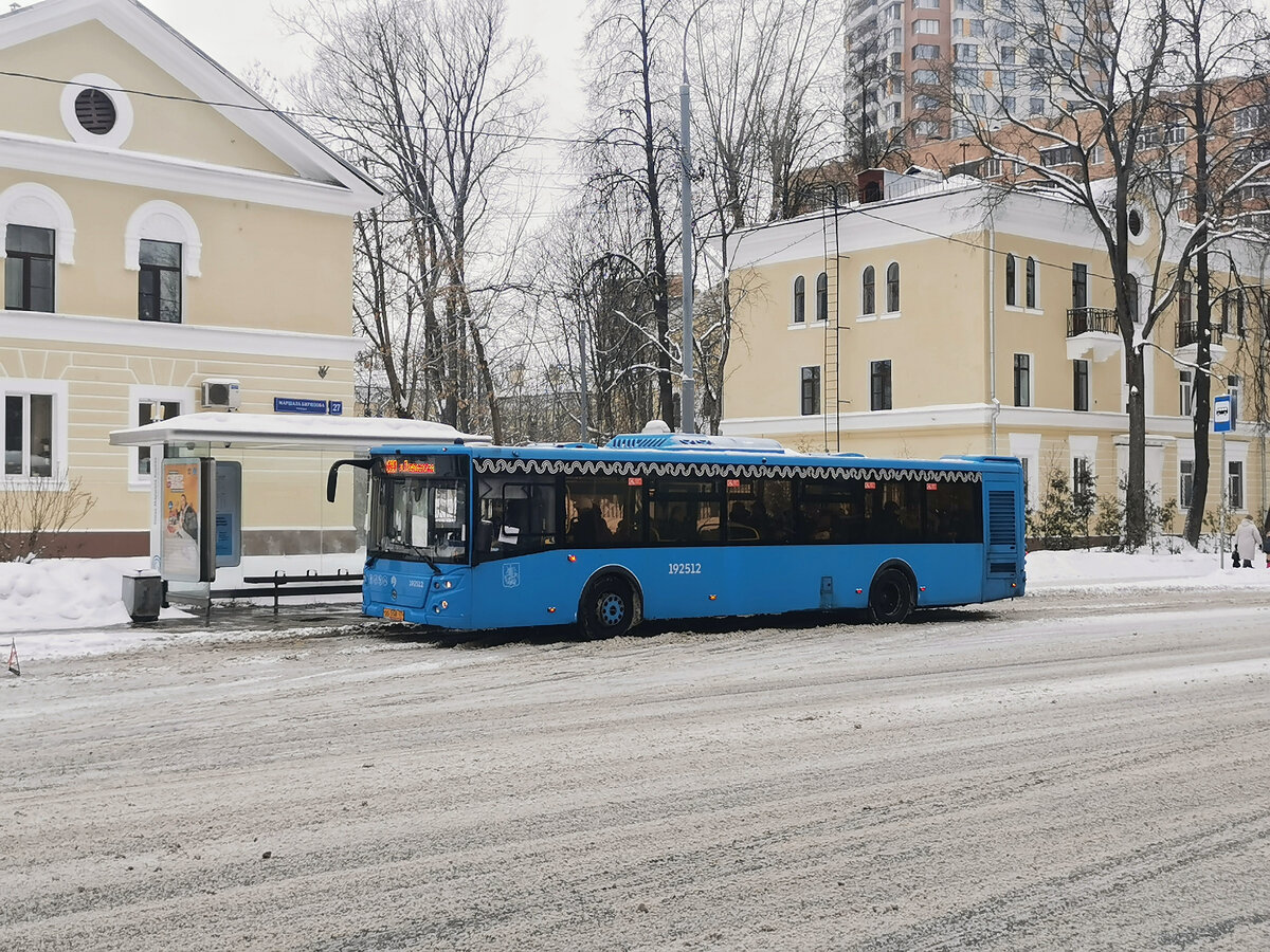 Автобус 192512 ЛиАЗ-5292 на маршруте № 800 на остановке "Улица Маршала Конева" на улице Маршала Бирюзова.