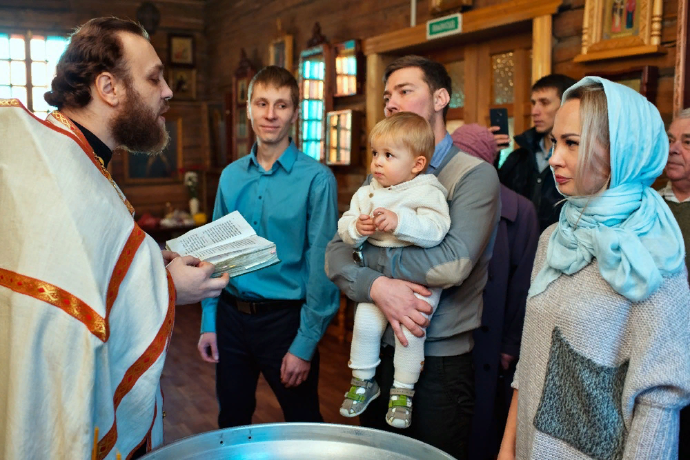 Суть крестных родителей. Крещение в церкви. Крестины в церкви. Крещение в храме. В церкви крестят ребенка.