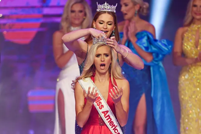 Мисс Америка 2023 Грейс Стэнке короновала Мисс Колорадо Мэдисон Марш как Новую Мисс Америка 2024 в Орландо, Флорида, в воскресенье, 14 января 2024 года. Джо Марино