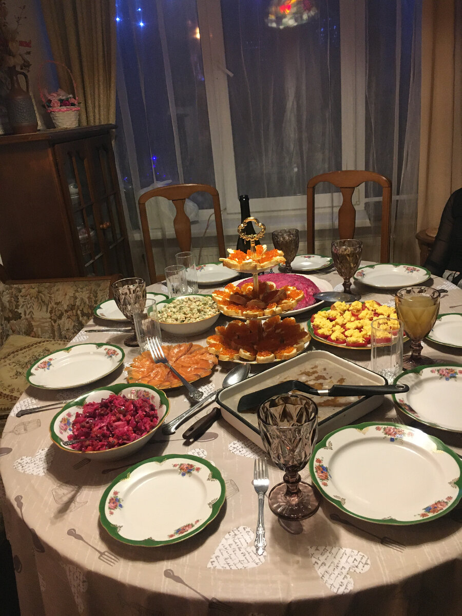 Холодные закуски на праздничном столе готовы