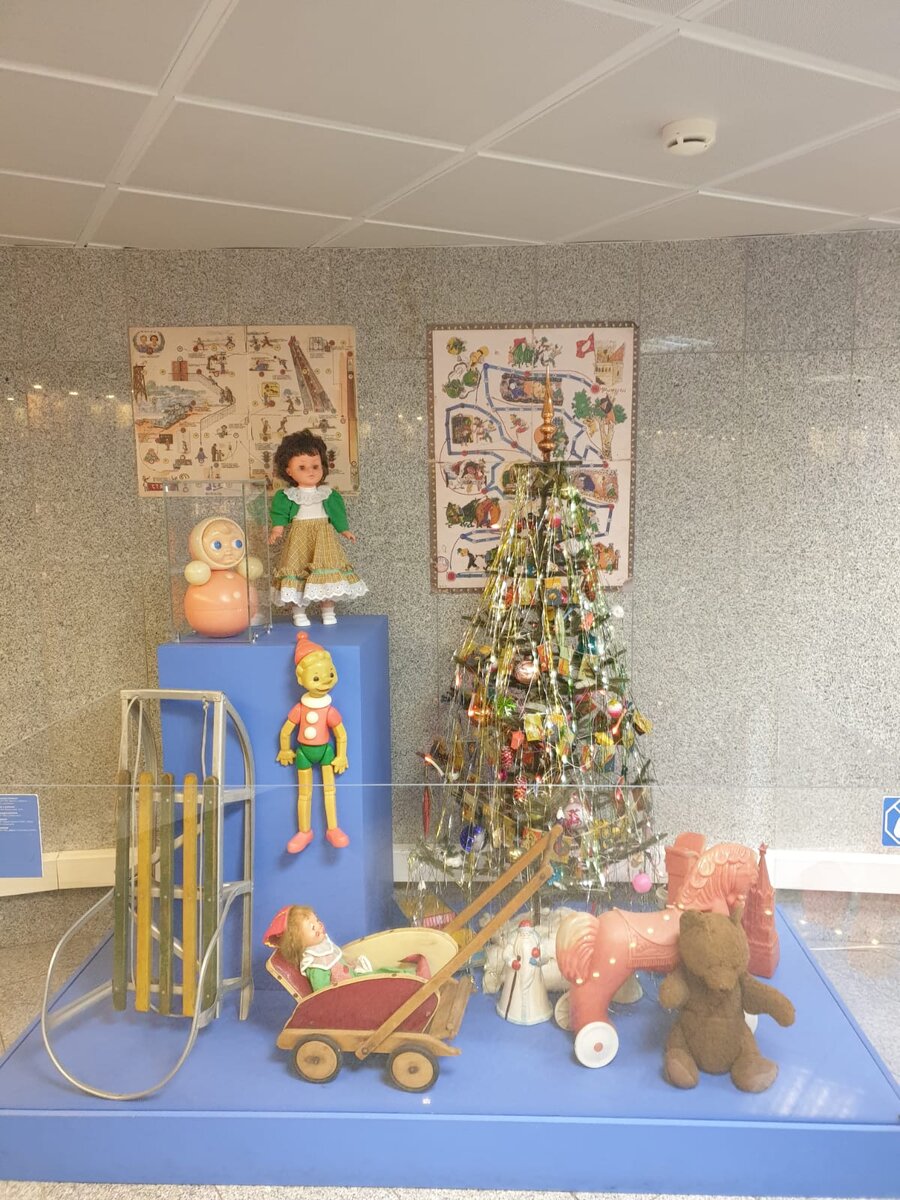 Игрушки середины XX века: неваляшка (СССР, 1973), кукла ходячая (ГДР, начало 1970-х), санки (СССР, 1960-е), Буратино (СССР), прогулочная кукольная коляска (Германия, конец 1940-х-начало 1950-х гг)