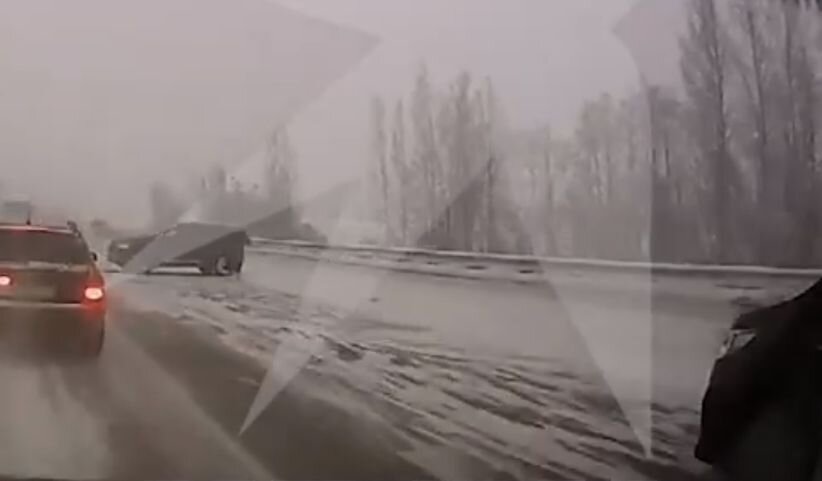 Через секунду Honda (ее крыло и фара видны справа) въедет в Chery, стоящую поперек дороги. Перед ней видна старушка, которая успеет отскочить в сторону.
