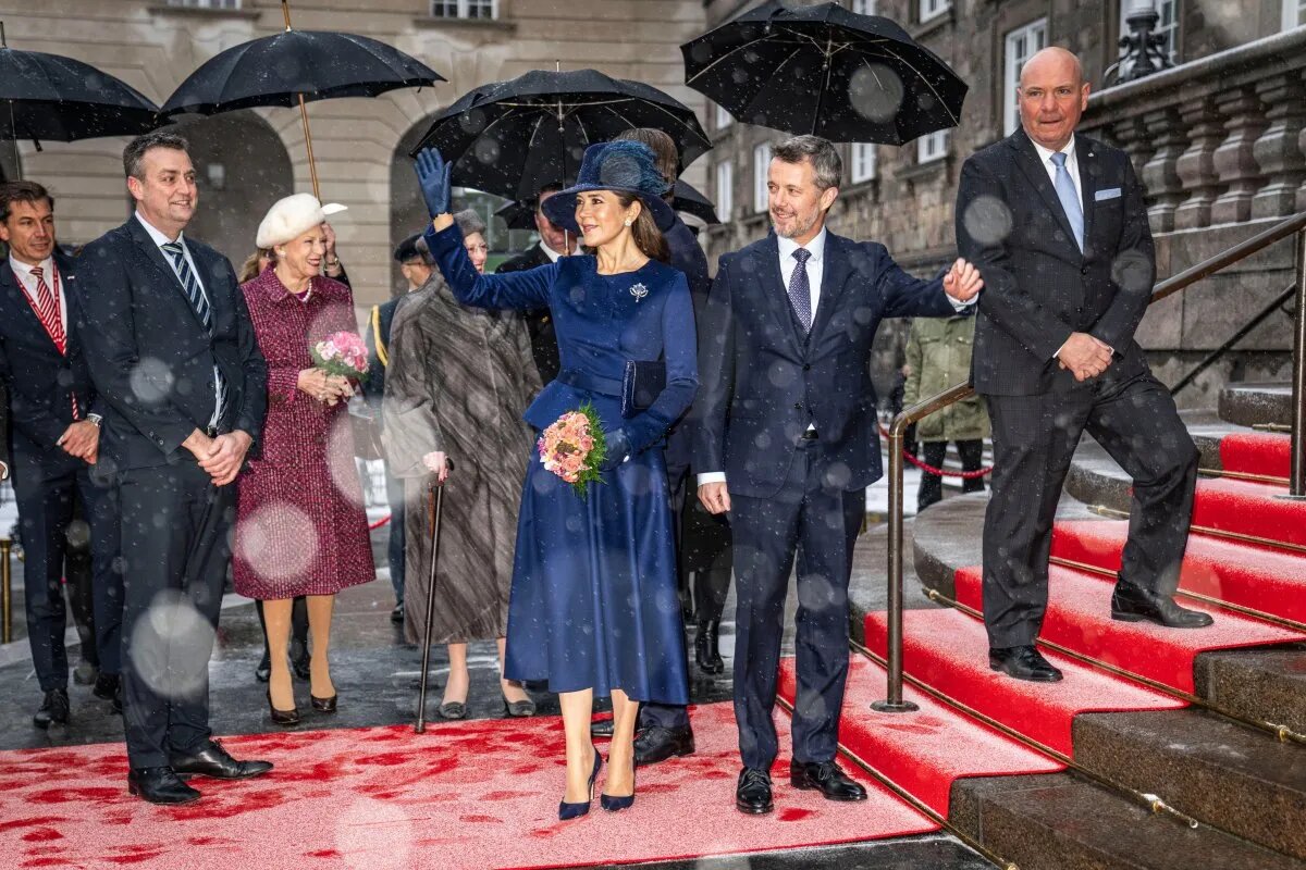 Снежным утром в понедельник 15 января в Копенгагене датская королевская семья собралась на очередное празднование начала правления короля Фредерика X на прием в парламенте Дании.-2