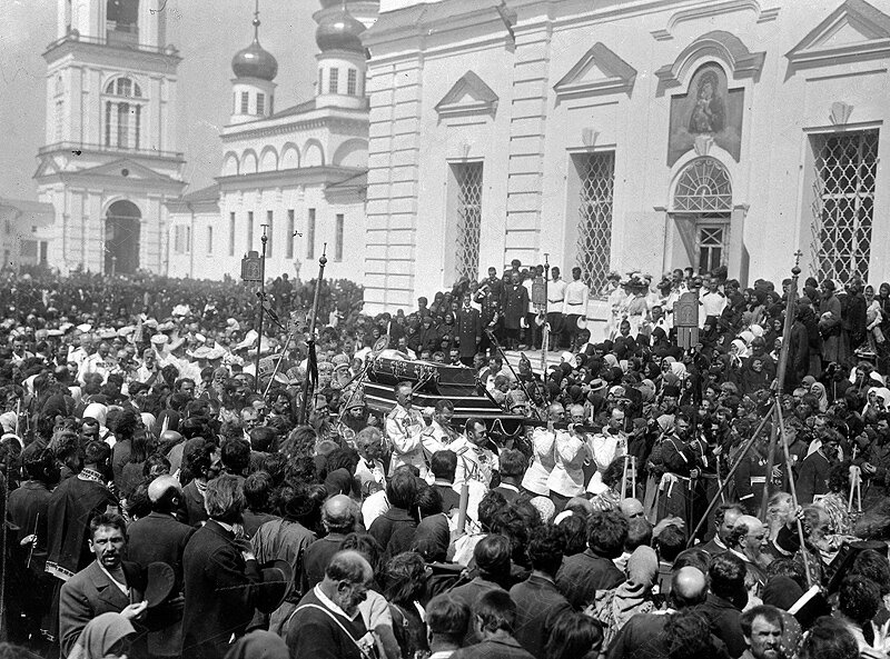 Император Николай II c представителями царской фамилии несут гроб с мощами Серафима Саровского. 17-19 июля 1903 г. Фотоателье К.Е. фон Ган и Ко. РГАКФД. Ал. 205. Сн. 76