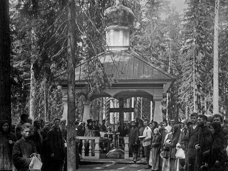 Молебен у часовни на месте, где молился Серафим Саровский на камне. 17-19 июля 1903 г. Фотоателье К.Е. фон Ган и Ко. РГАКФД. Ал. 205. Сн. 43