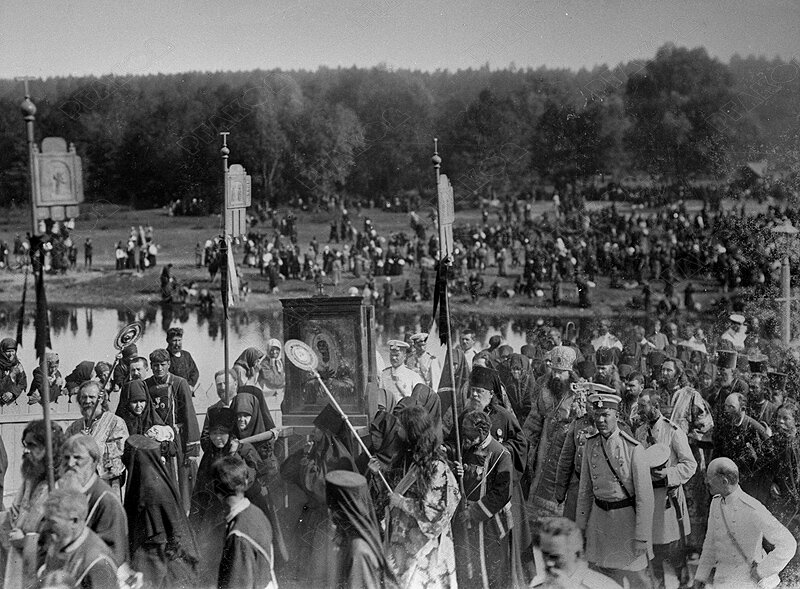 Крестный ход в Сарове. Монахини несут иконы. 17-19 июля 1903 г. Фотоателье К.Е. фон Ган и Ко. РГАКФД. Ал. 205. Сн. 2