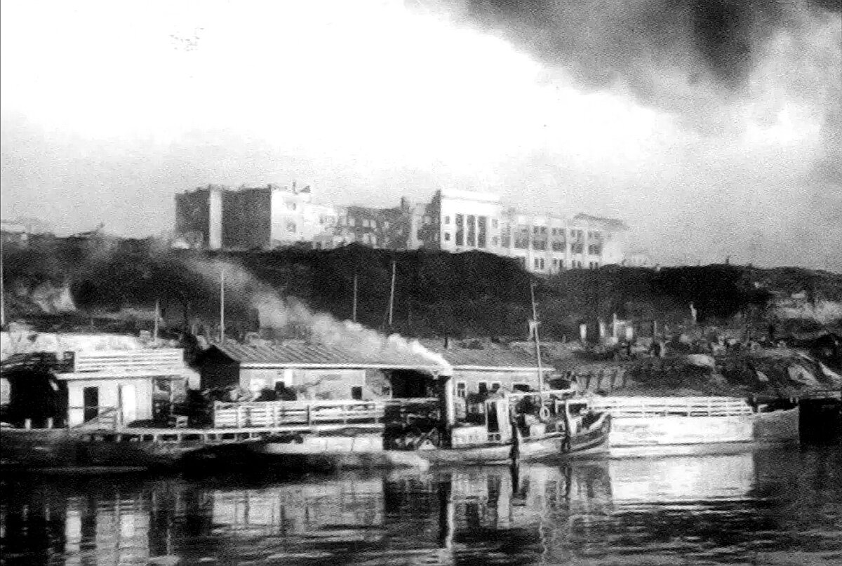 Здание Госбанка, выгоревшее после бомбардировки 23 августа. Госбанк – большое пятиэтажное здание с прочными стенами и подвальным помещением, находящееся в 200 метрах от Волги.