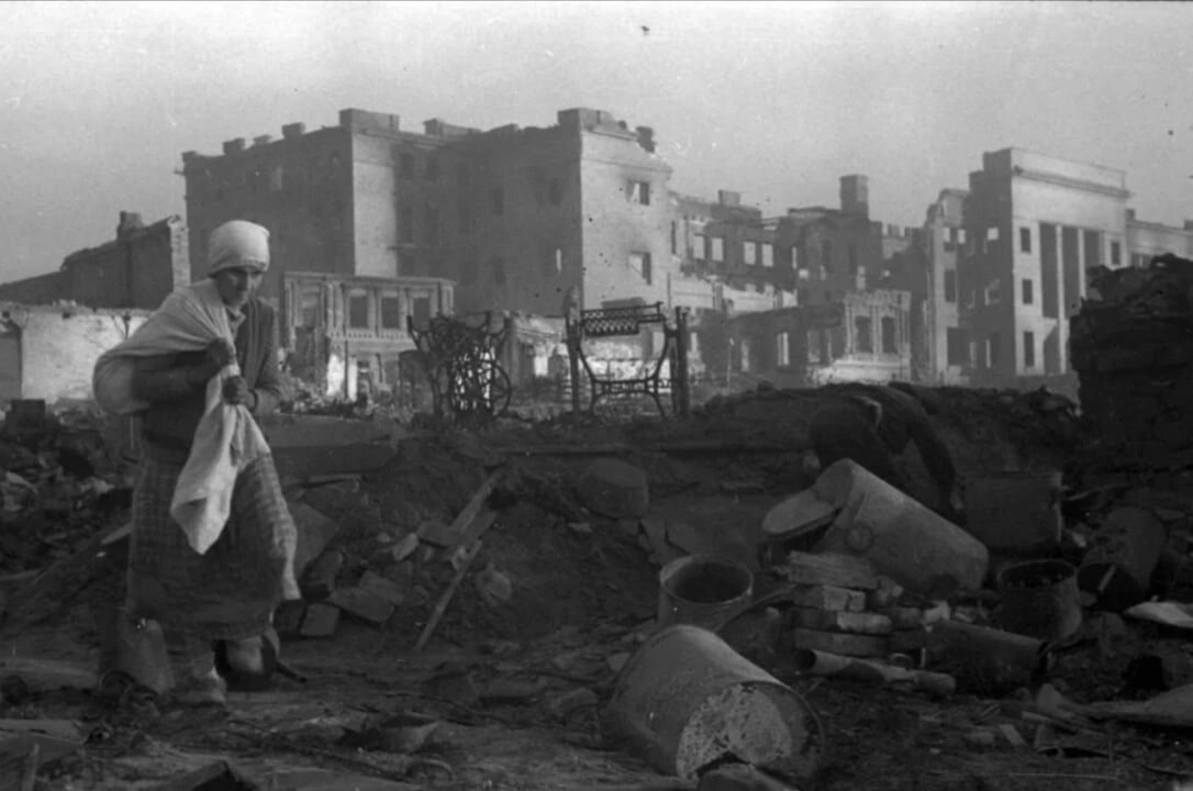 Жительница Сталинграда на фоне здания Госбанка. Конец августа 1942 г. 