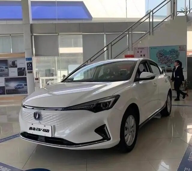 На фото: Электрический седан Changan Eado EV460