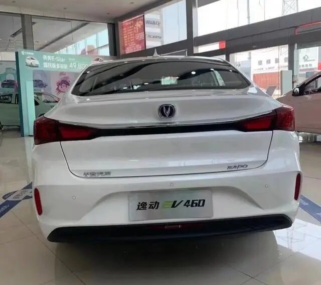 На фото: Электрический седан Changan Eado EV460