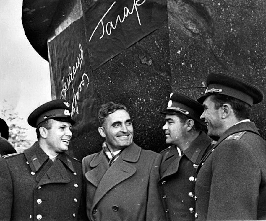 Открытие памятника 25.10.1962 года. Фото из свободных источников. Если присмотреться, то видно, что автографы находятся на отдельной доске, прикреплённой к постаменту. 