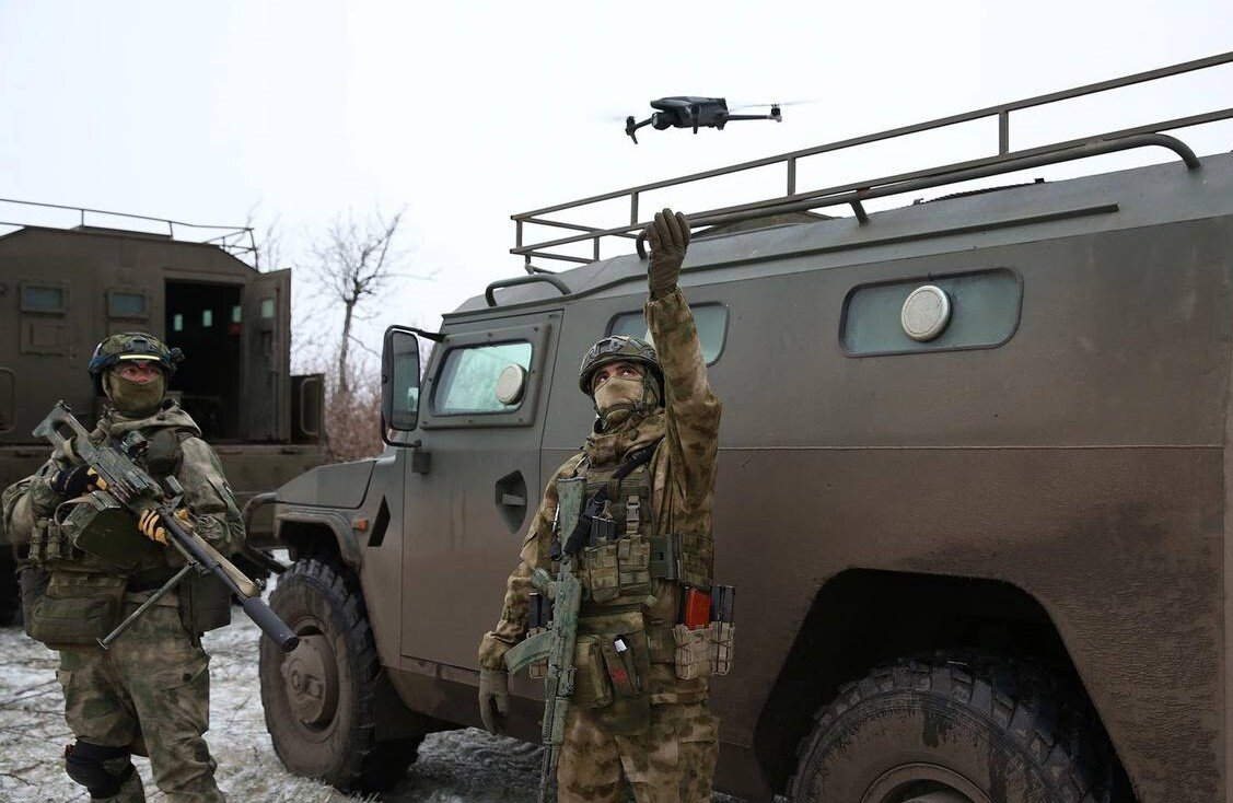 Бойцы спецназа ФСВНГ рядом с штатным бронеавтомобилем СБМ ВПК-233136 «Тигр» и Урал Федерал (Звезда-В) в зоне СВО, источник – Телеграм-канал Военный Осведомитель