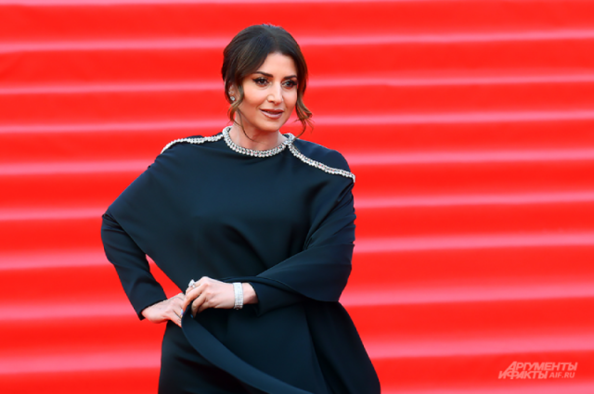    Певица Жасмин объявила о предстоящей свадьбе сына с экс-фигуристкой