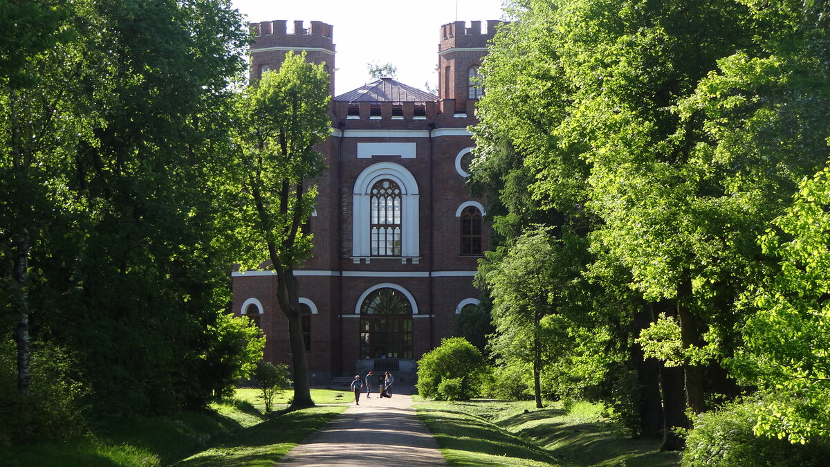 Павильон Арсенал в Александровском парке города Пушкин (СПб)