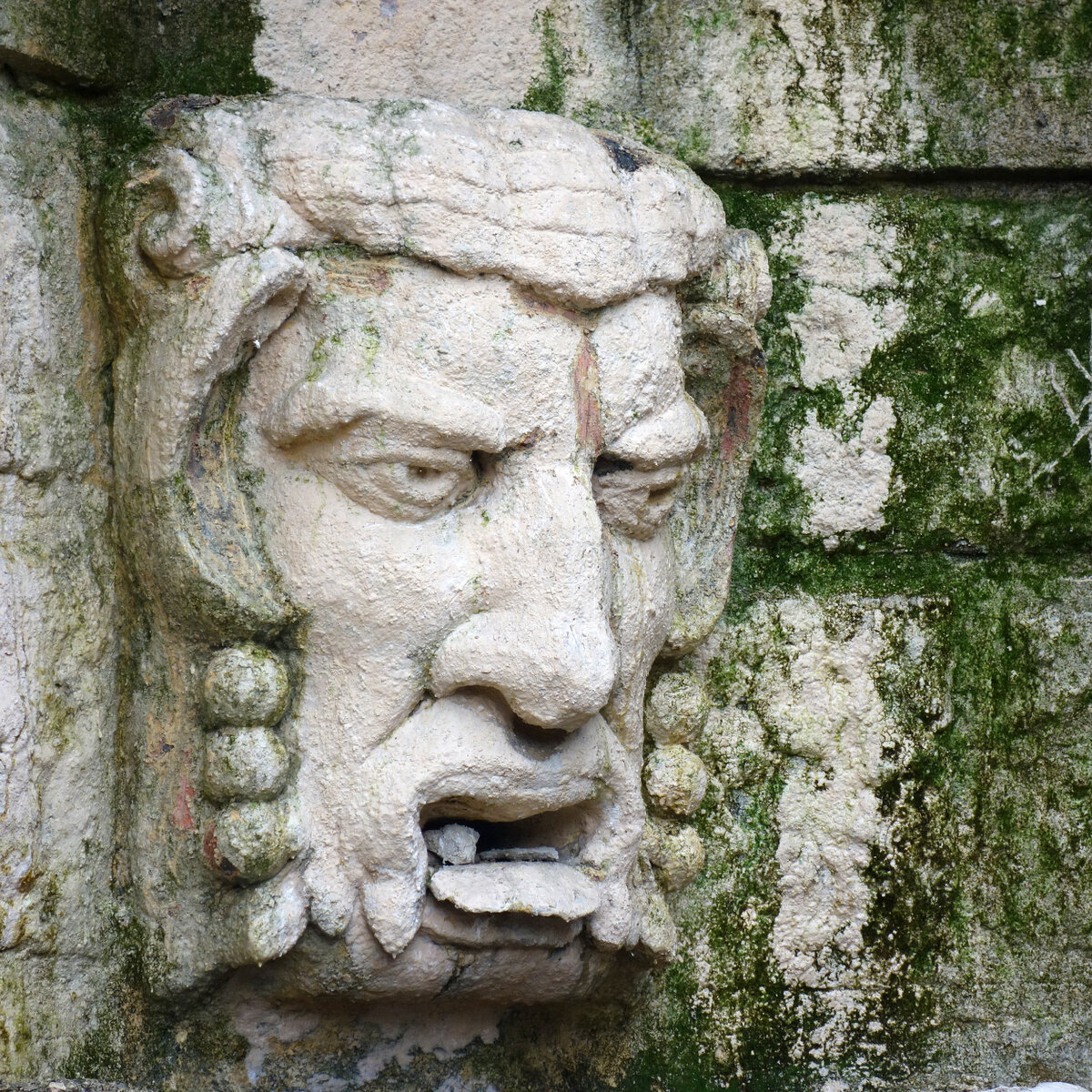 Маскарон при входе в санаторий. Судя по всему, раньше был фонтаном. Сейчас депрессивен.