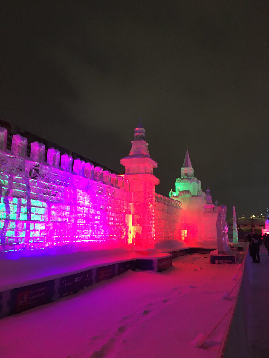 Ледяная кремлёвская стена с башнями