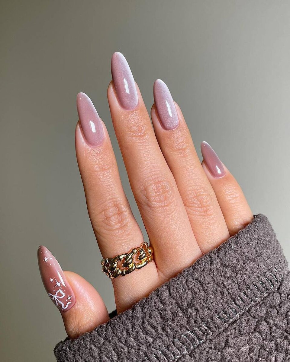 Маникюр френч на миндалевидных ногтях 2020. Маникюр нежный стильный. Голубые ногти. Маникюр геометрия светлые тона. Нюдовый маникюр 2022 квадрат.