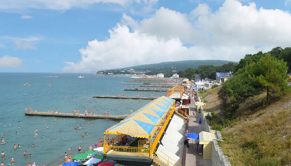 Дивноморское, пляж со стороны санатория «Голубая даль»