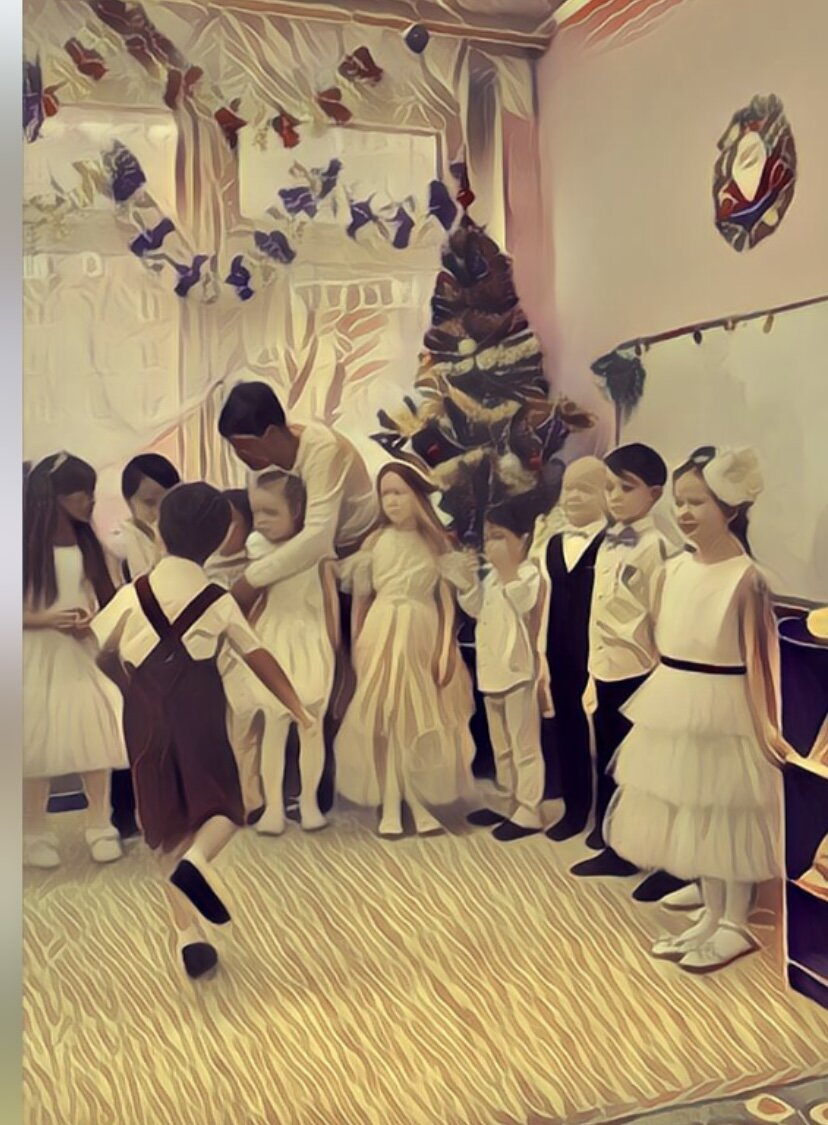 «Всегда поступайте так, чтобы ваши дети достаточно уважали вас, но не боялись. Не навязывайте им тех добродетелей, которыми не обладаете сами. Ведь дети наблюдают за нами и делают выводы.
(Андре Моруа -французский писатель).