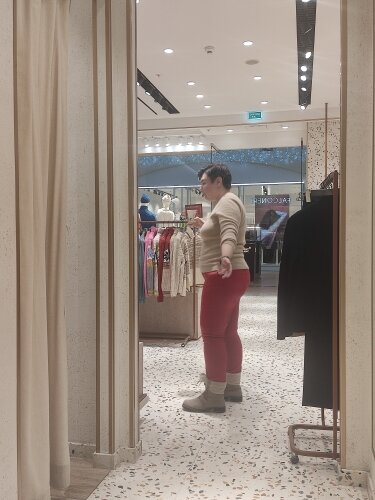 Афтар в локально знаменитых красных штанах на воскресном мега-шоппинге.