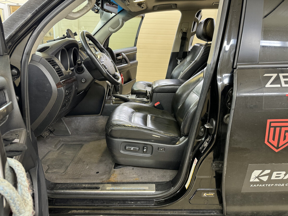 Штатные сиденья Land Cruiser 200