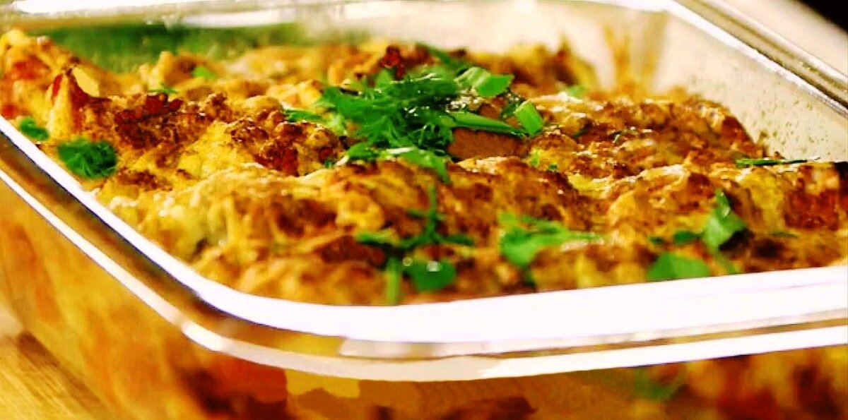 Картошка запечённая с колбасой, перцем и сыром