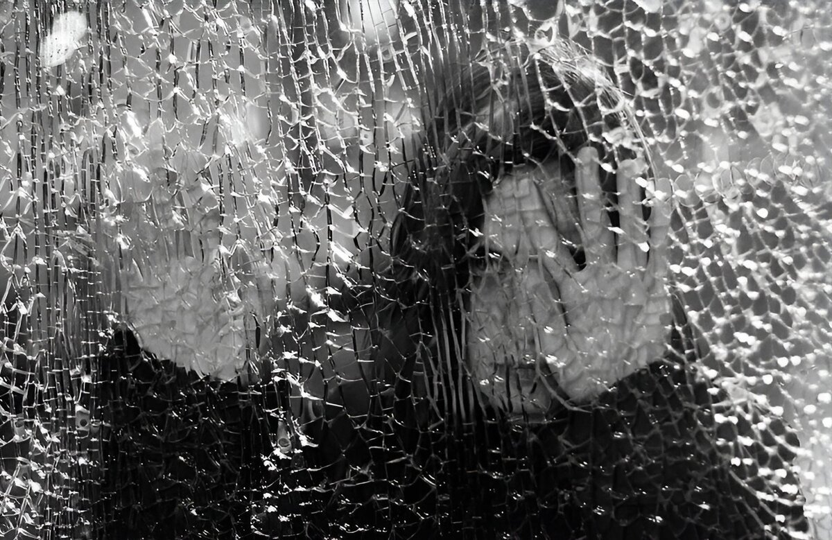 Битый жизнью человек. Разбитые стекла. Сквозь разбитое стекло. Фотосессия с разбитым стеклом. Разбить стекло.