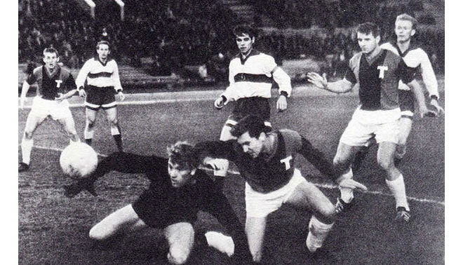 «Торпедо» - «Динамо» (Киев) – 2:2. Слева направо в двухцветных футболках торпедовцы Леонид Островский, Анатолий Глухотко. Николай Маношин и Виктор Шустиков.