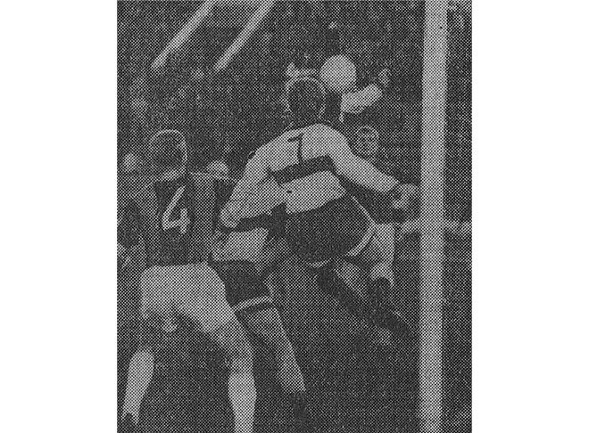 «Торпедо» - «Динамо» (Киев) – 2:2. Борьбу за мяч ведут правый крайний нападающий киевлян Олег Базилевич (№7) и защитник автозаводцев Леонид Островский (№4).